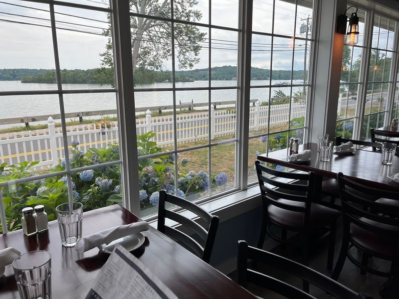 Lakeside Bar & Grill