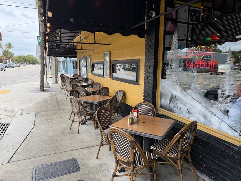 Las Olas Boulevard Sets A Lively And Energetic Scene Around The Diner