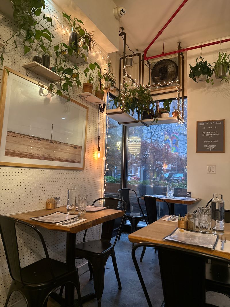 Hole In The Wall - FiDi – New York (15 Cliff St)