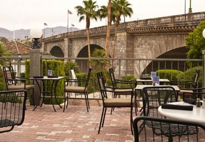 Makai Café Along The London Bridge Channel