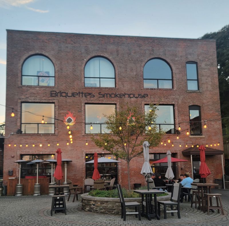 Briquettes Smokehouse, Ashtabula