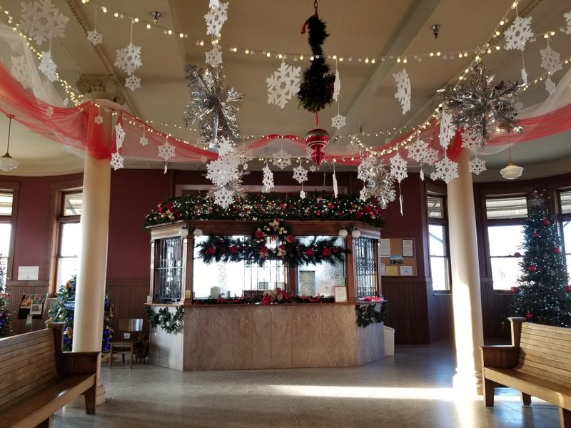 Catch Seasonal Displays And Christmas Glow