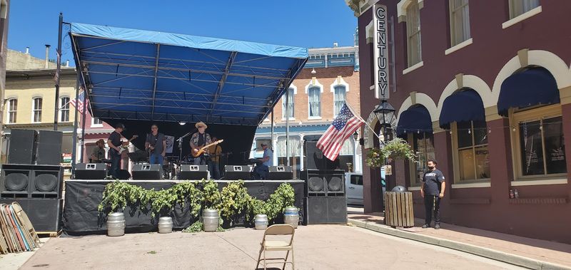 Live Entertainment In A Setting That Does Not Make Sense (In A Great Way) Live Entertainment In A Setting That Does Not Make Sense (In A Great Way)