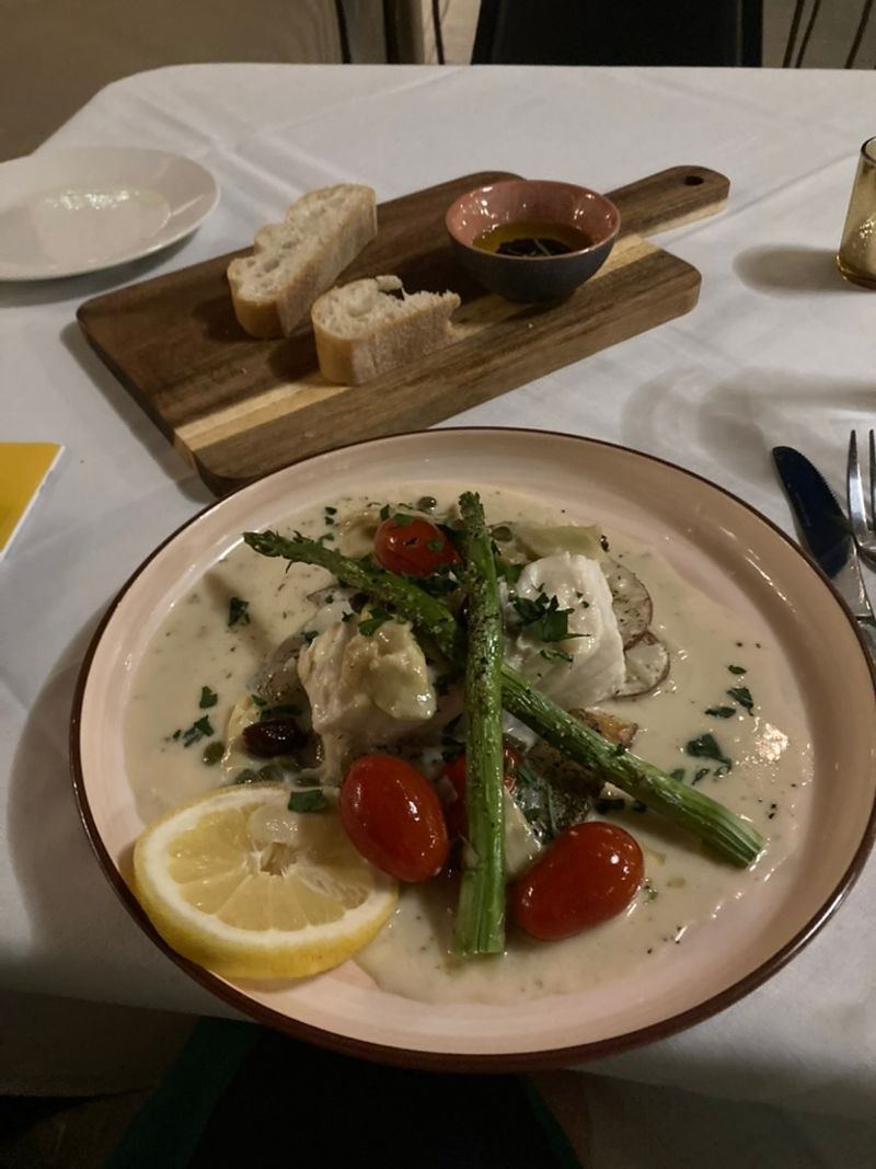 Live Guitar Music That Turns Dinner Into An Experience Live Guitar Music That Turns Dinner Into An Experience