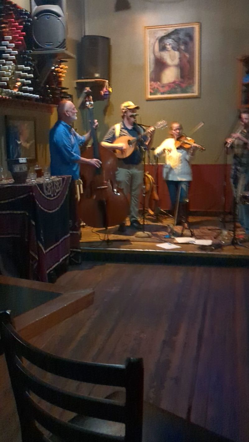 Live Music, Games, and Easygoing Vibes