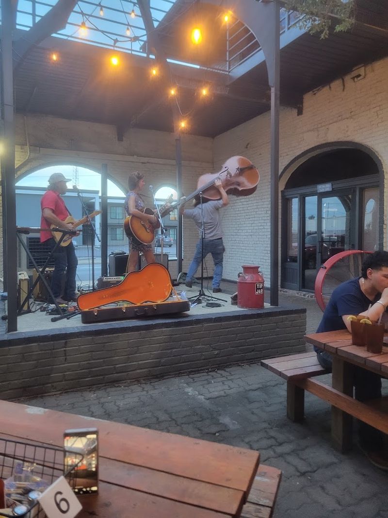 Live Music Gives The Patio Extra Energy Live Music Gives The Patio Extra Energy