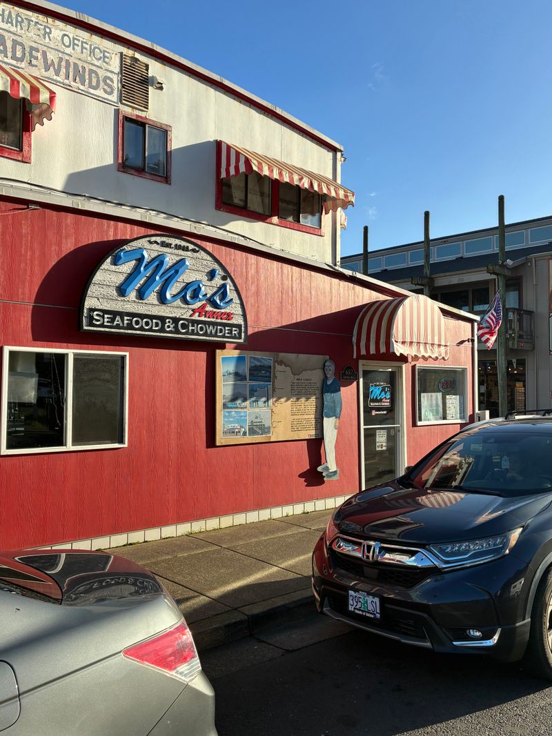Mo’s Seafood & Chowder — 657 SW Bay Blvd, Newport