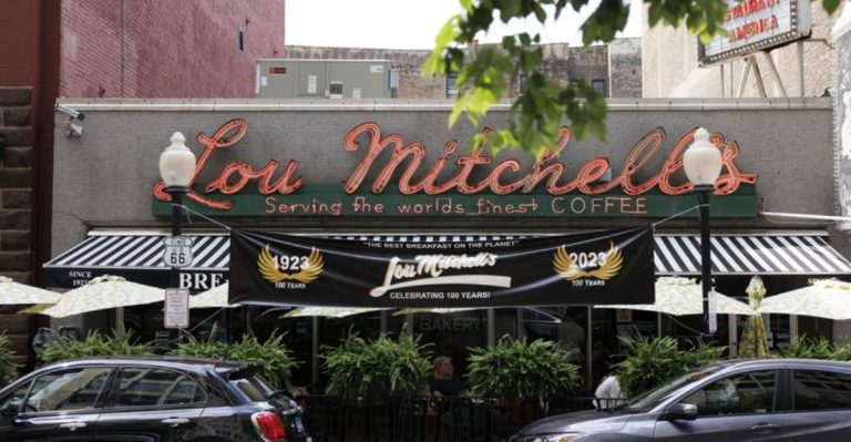 Locals And Travelers Drive Across Illinois For French Toast At This Café