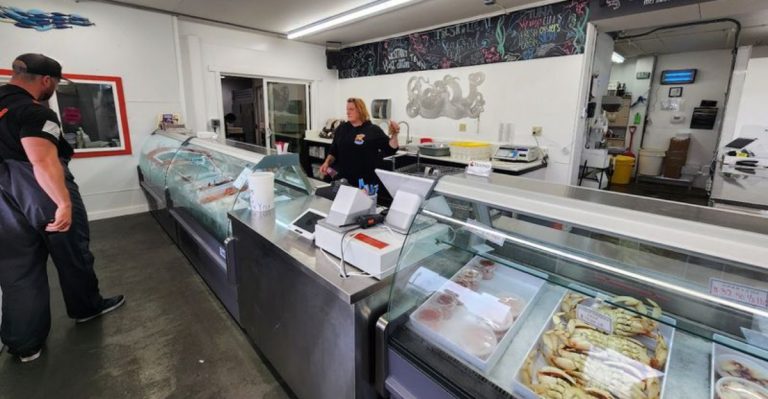 Locals Have Been Keeping This Beloved Washington Seafood Market A Secret For Far Too Long