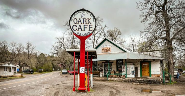 Locals Say This Hole-In-The-Wall Arkansas Diner Serves Biscuits And Gravy Perfectly