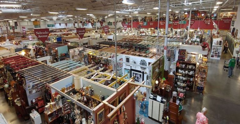 Locals Say This Massive Antique Store In Arizona Takes Almost All Day To Explore