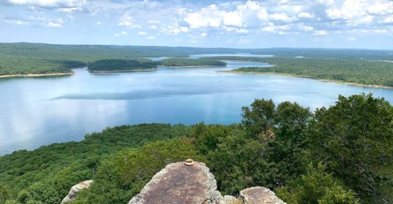 Locals Say This Once-Peaceful Arkansas Lake Town Has Been Completely Overrun By Crowds