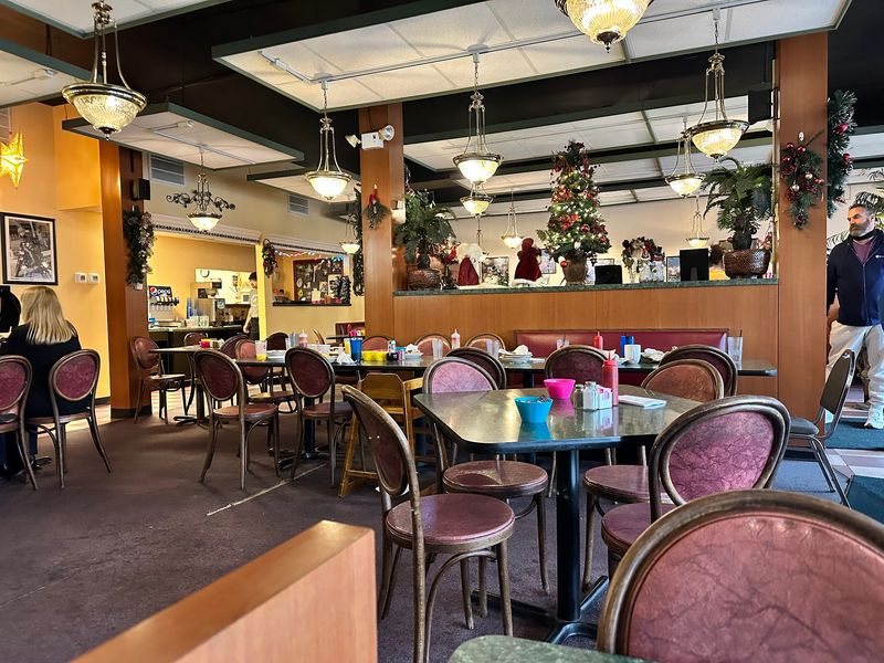 Lucy's Diner, Reading