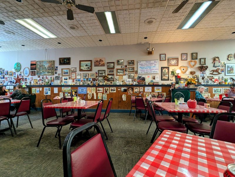 M & M Family Diner, Logan M & M Family Diner, Logan