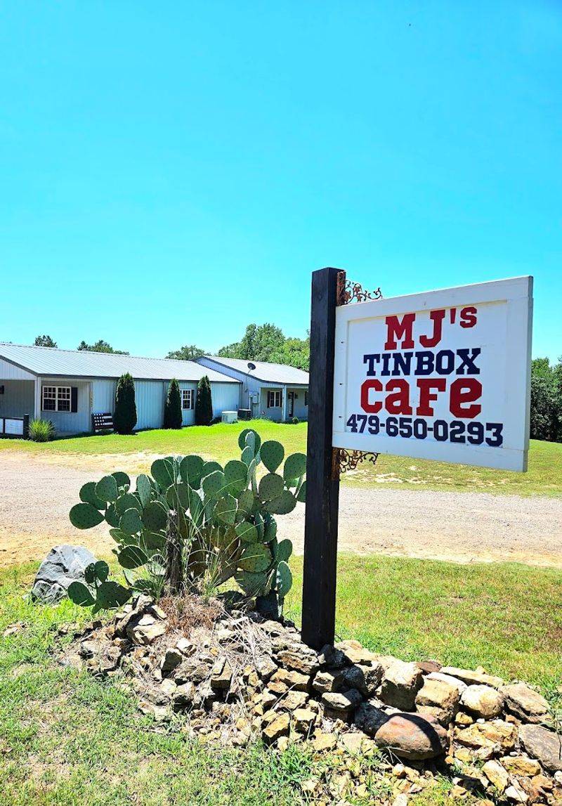 MJ's Tin Box Café, Mountainburg