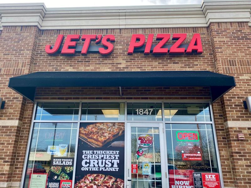 Jet's Pizza: Detroit-Style That Travels Well