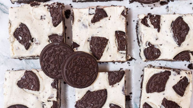 Cookies and Cream Cheesecake Bars