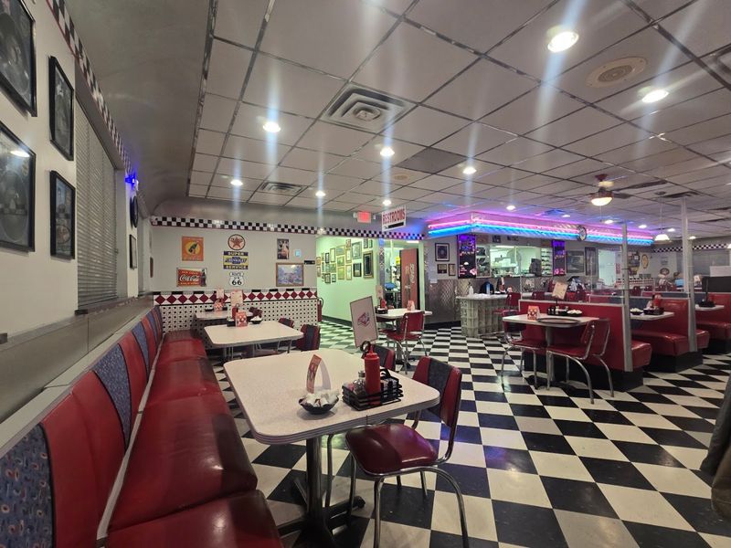 Mary's Diner, Geneva