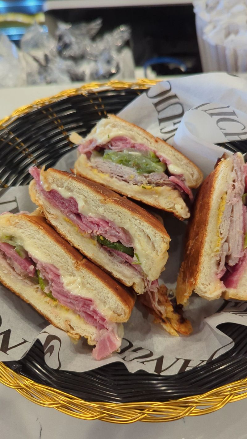 Pan con Bistec And Sanguich De Miami House Special