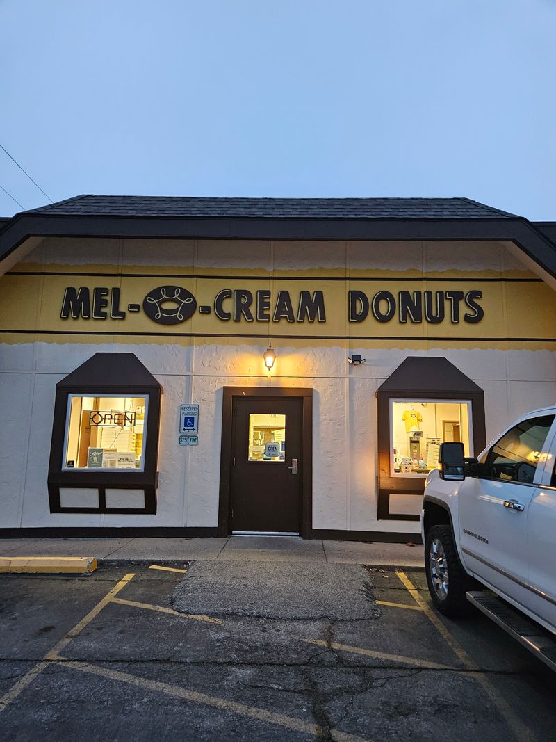 Mel-O-Cream Donuts, Springfield Laurel