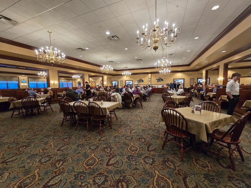 Hartville Kitchen Restaurant & Bakery, 1015 Edison St NW, Hartville, OH 44632