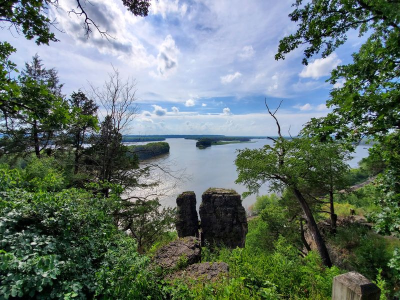 Mississippi Palisades Adds Bluff-and-Ravine Scenery