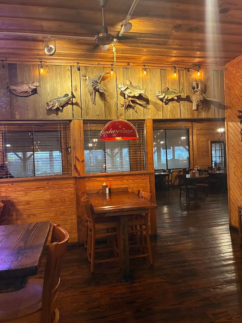 Modern-Rustic Decor That Sets A Warm And Welcoming Atmosphere