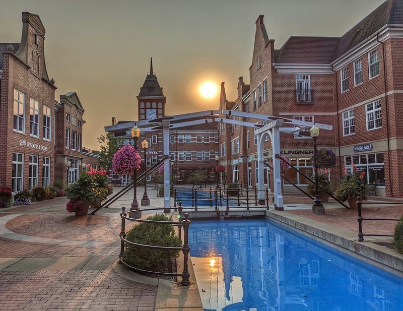 Molengracht Plaza And Its Canal Charm