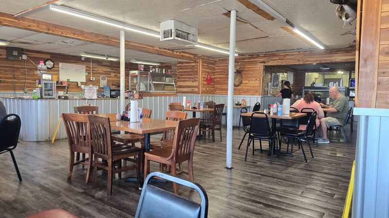 Mom & Pops Cafe And Country Store