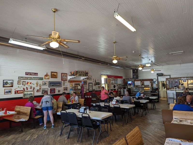 Mom's Kitchen Cafe, Otis