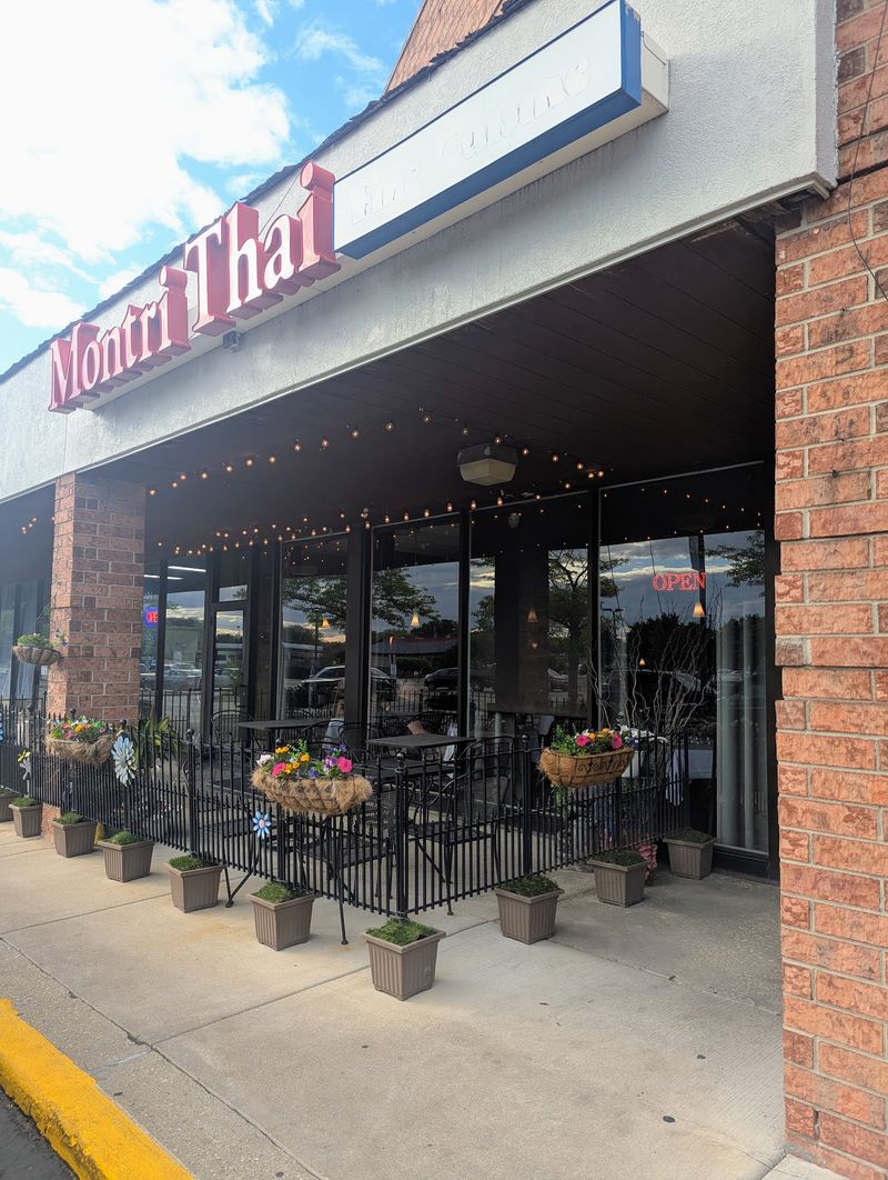 Montri Thai Fine Cuisine, Warrenville, IL Montri Thai Fine Cuisine, Warrenville, IL