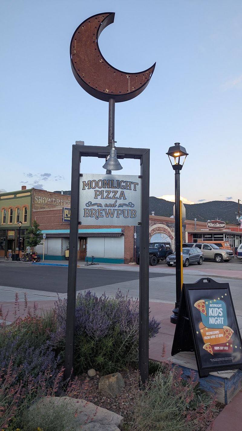 Moonlight Pizza & Brewpub, Salida