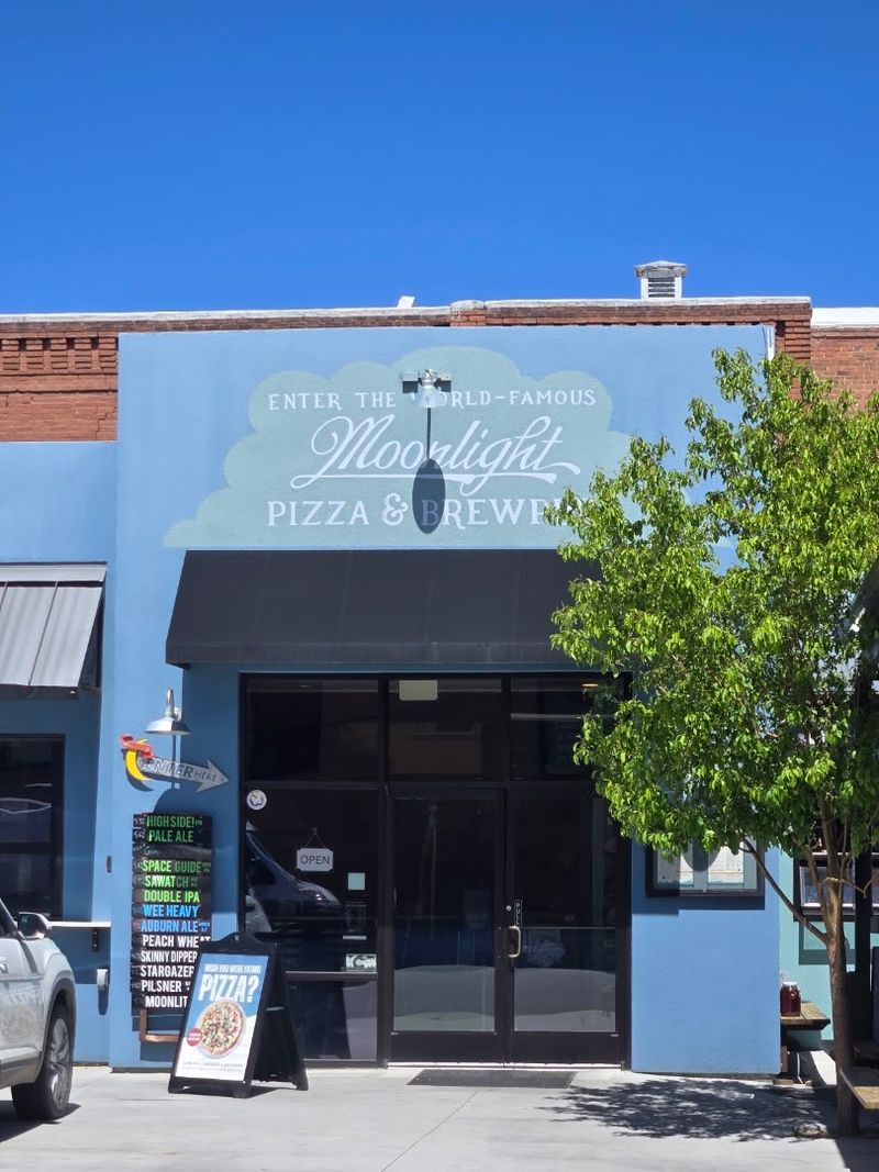 Moonlight Pizza & Brewpub, Salida