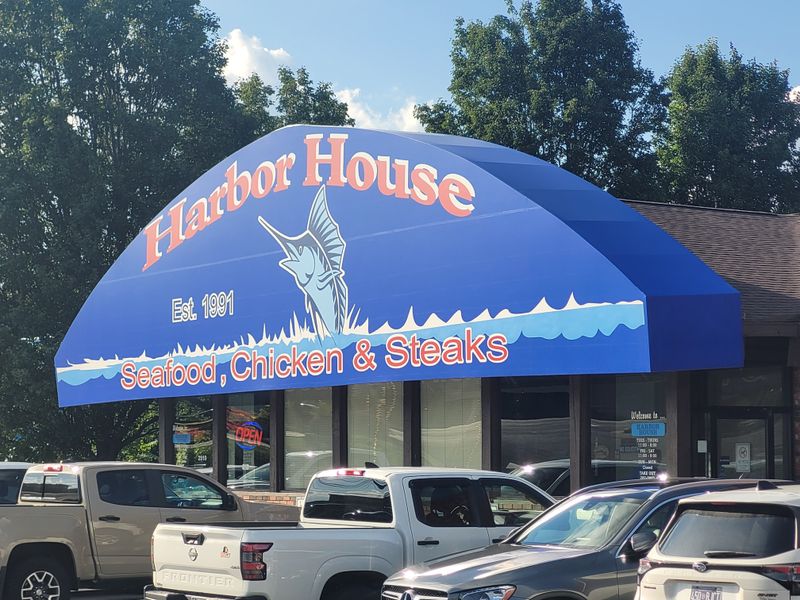 Harbor House Seafood & Steaks 