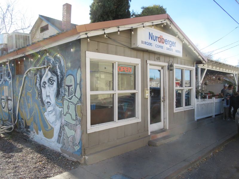 Nurd Berger Cafe, Globe