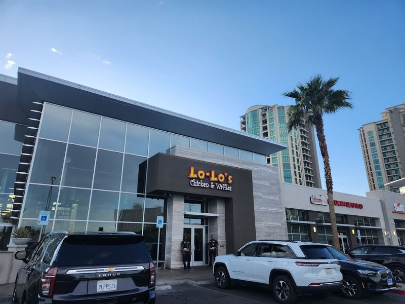 Lo-Lo's Chicken And Waffles