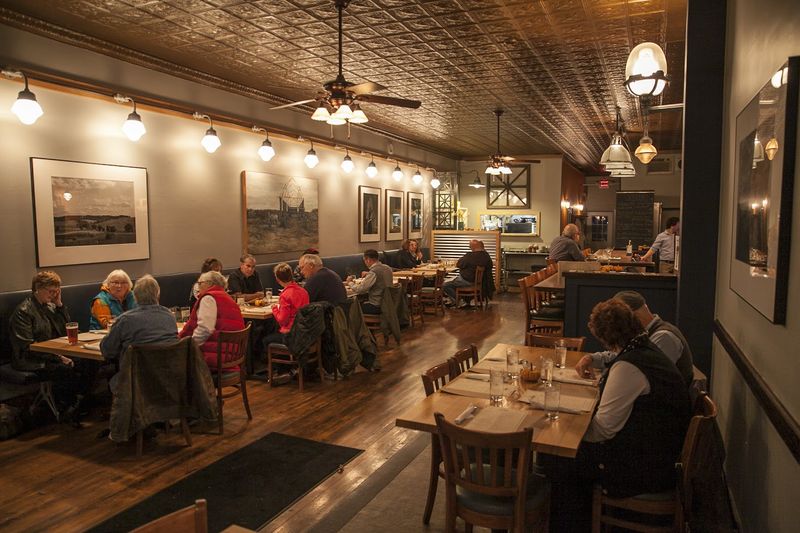 Molly's Kitchen & Bar - Mount Carroll