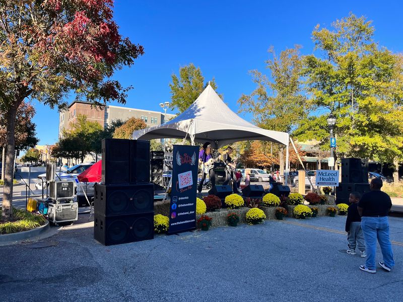 Music Stages That Turn Sidewalks Into Dance Floors Music Stages That Turn Sidewalks Into Dance Floors