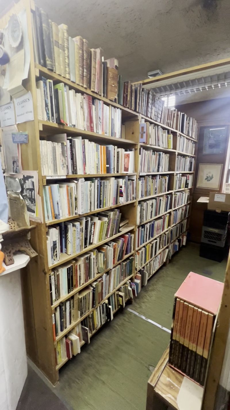 Staff In Aprons, Guides Without Fuss