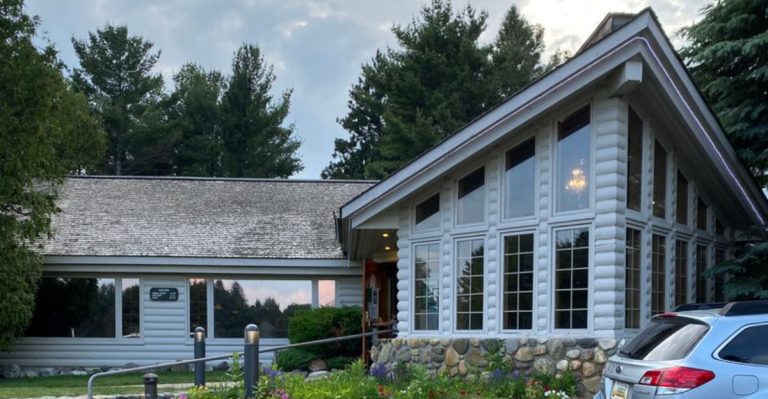 Neighbors Try To Keep This Michigan Fried Chicken Joint Under The Radar