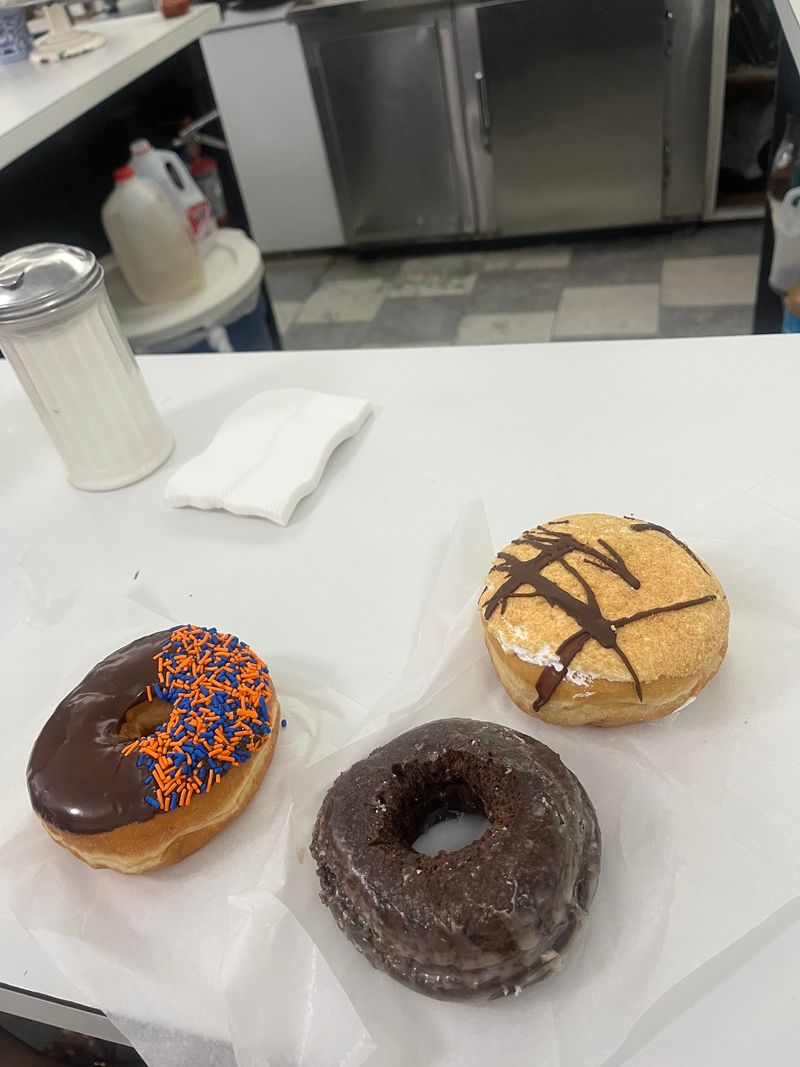 New York City's Oldest Continuously Running Donut Shop Started Frying In 1953 New York City's Oldest Continuously Running Donut Shop Started Frying In 1953
