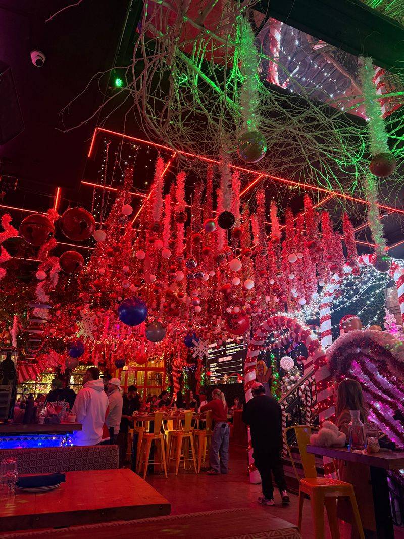 Tree House Chicago – Chicago (149 W Kinzie St)