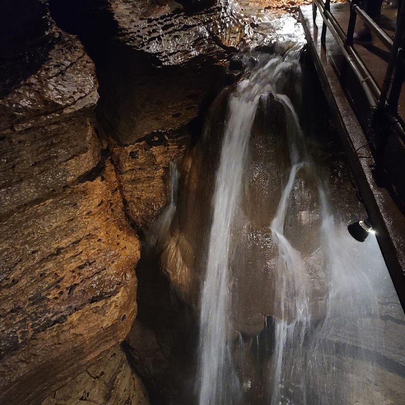 Niagara Cave