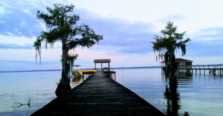 North Carolina Has A Lakeside Town That Feels Like An Accidental Getaway