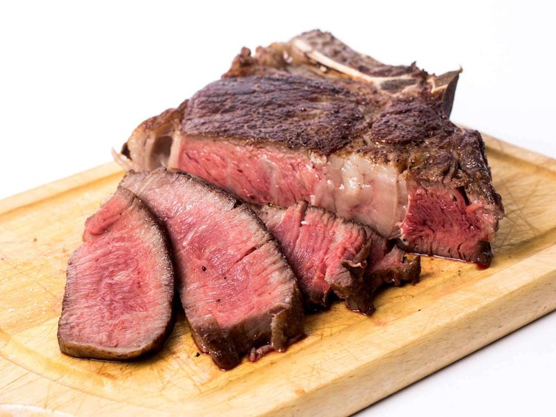 Not Letting Your Steak Rest Before Cutting