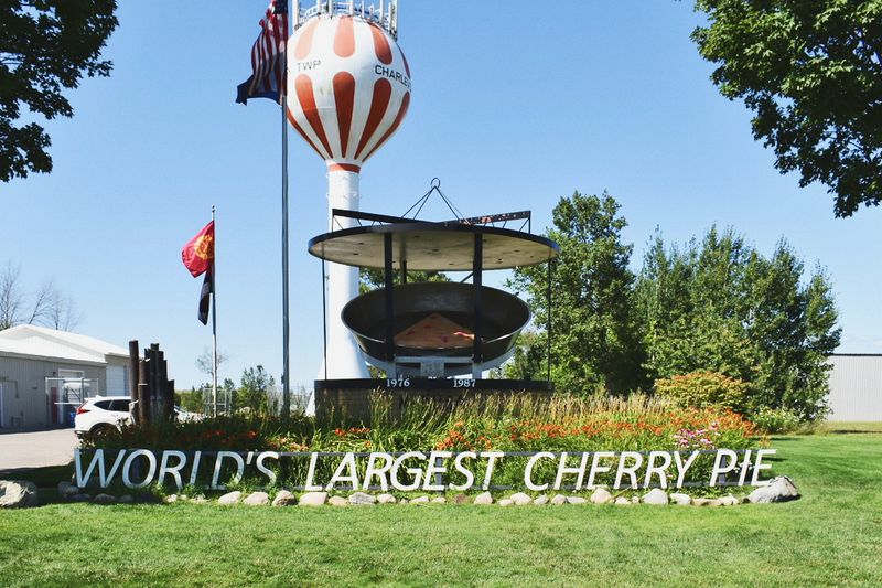 Notice How Big The Pan Is, Even By Roadside-Attraction Standards Notice How Big The Pan Is, Even By Roadside-Attraction Standards