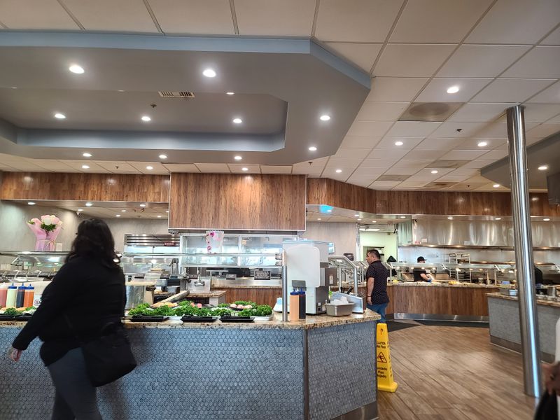 Paradise Buffet, Bell