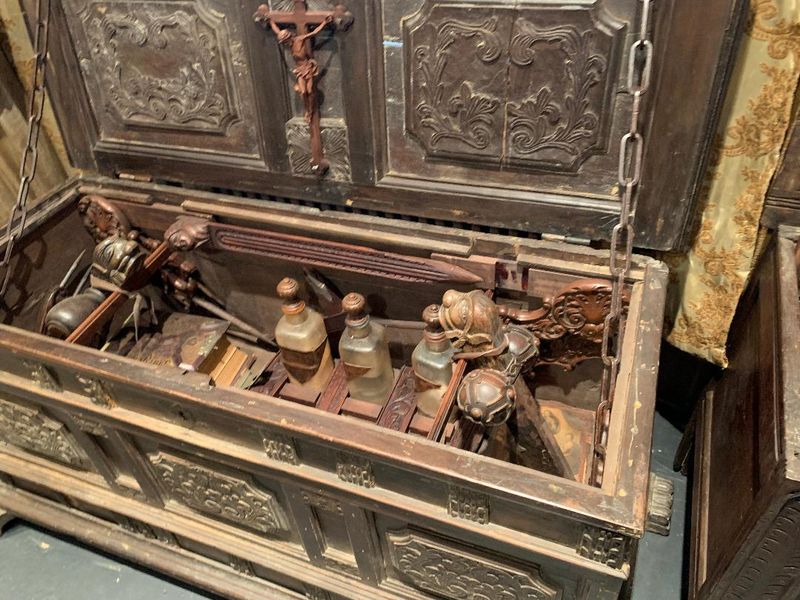 Old-School Vampire Hunters Packed Surprisingly Serious Gear
