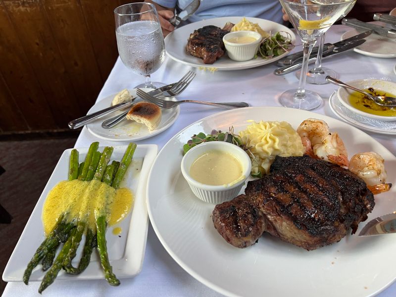 Louie's Prime Steak House – Lake Harmony