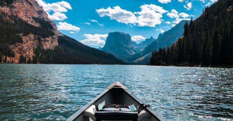 One Of Wyoming’s Most Scenic Lake Escapes Sits Below Squaretop Mountain
